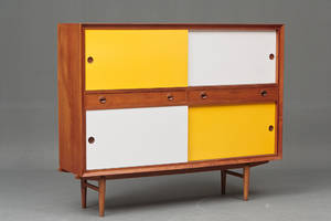 Dansk møbelproducent. Skænk, teaktræ, senere bemaling   