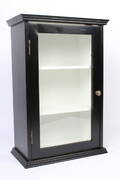 Væghængt vitrineskab. Sortbemalet.