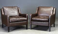 Dansk møbelproducent. Par lænestole, brunt læder