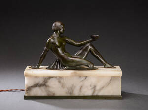 Figur af bronze, siddende på sokkel af marmor