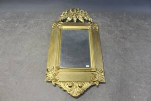 Spegel med förgylld träram