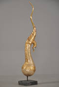 Abstrakt figur af træ belagt med bladguld