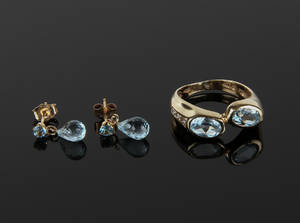Ring samt ørestikker af guld med blå topaser. 3
