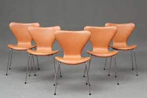 Arne Jacobsen. Sæt på fem stole syvere, model 3107, cognacfarvet læder 5   