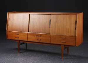 Skænk af teaktræ. Dansk møbelproducent