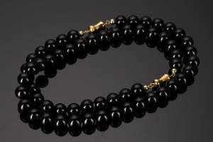 Smykkesæt, af sort onyx. Armbånd og halskæde 2