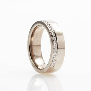 Ring 18 k vitguld diamanter
