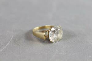 Ring i guld 18 k med vit sten