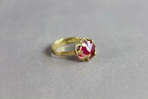 Ring i guld 18 k med röd sten