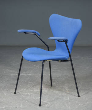 Arne Jacobsen, Syveren med armlæn, model 3207