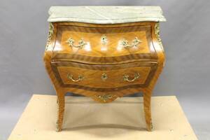 Byrå i rokokostil med mässingsbeslag och stenskiva