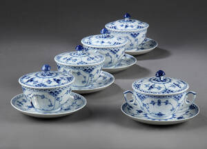 Royal Copenhagen Musselmalet Halvblonde fem par bouillonkopper med låg. 15