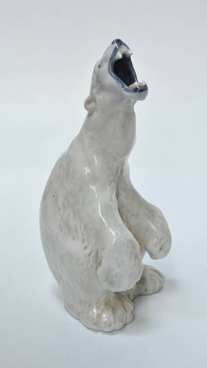 Royal Copenhagen. Isbjørn af porcelæn, nr. 502 Denne vare er sat til omsalg under nyt varenummer 5067372