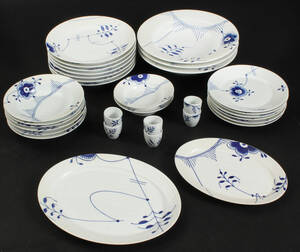 Royal Copenhagen Karen Kjældgård-Larsen. Blå Mega Riflet Musselmalet 32