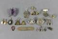 Örhängen, broscher mm i silver och förgyllt silver
