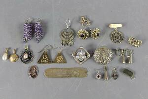 Örhängen, broscher mm i silver och förgyllt silver