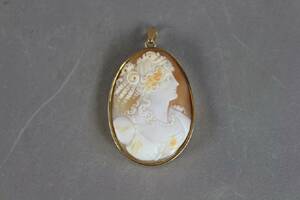 Hänge i guld 18 k med camé 