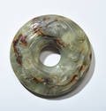 Kinesisk pi-ring af grønbroget jade, 1700-1800 tallet