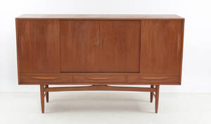 Dansk møbelproducent. Høj skænk af teak 1960erne. 