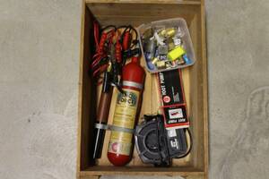 Trälåda, batteriladdare, diverse lås mm