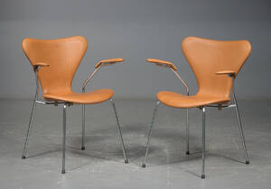 Arne Jacobsen. Par syverstole, model 3207, cognacfarvet læder 2 