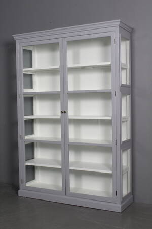 Vitrineskab. Udført i grå bemalet træ.