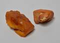 Uforarbejdede ravklumper, ca. 56 gr. og ca. 105 gr. 2