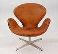 Arne Jacobsen. Svanen. Lænestol, model 3320, original cognacfarvet læder