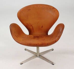 Arne Jacobsen. Svanen. Lænestol, model 3320, original cognacfarvet læder