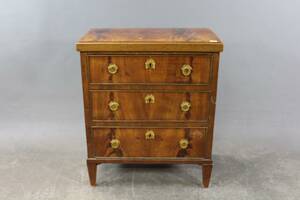 Byrå i gustaviansk stil med mässingsbeslag