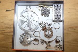 Diverse silversmycken, ringar m m