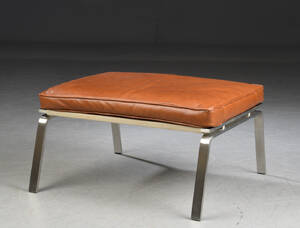 Rune Krøjgaard  Knut Bendik Humlevik for NORR11. Skammel model Man Lounge Ottoman, rustfrit stål og Cognac  læder