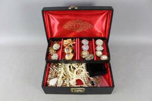 Smyckeskrin med diverse smycken 