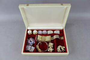 Smyckeskrin med diverse smycken 