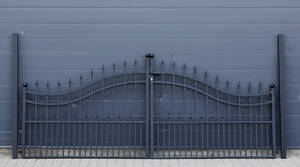 Dobbeltlåget port med spir og stolper, sortlakeret aluminium