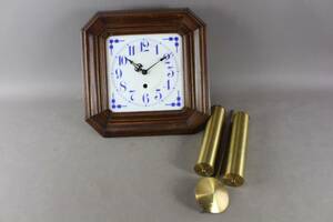 Väggur med emaljerad urtavla