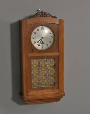 Vægur af eg monteret med spillemaskine