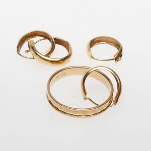  RING SAMT ÖRHÄNGEN, 18k guld, vikt ca 3,5 gr.