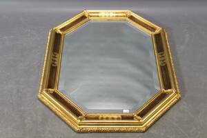 Spegel med guldfärgad träram och slipat glas