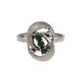  RING, 18k vitguld med 2 st diamanter och 3 smaragder, vikt totalt ca 4,4 gram.