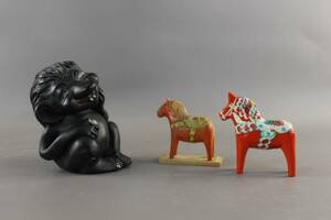 Dalahästar 2 st och figurin 