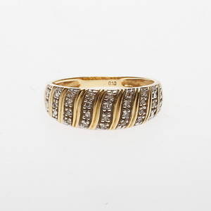  RING MED SMÅ DIAMANTER, 18k guld, vikt ca 3,3 gr.