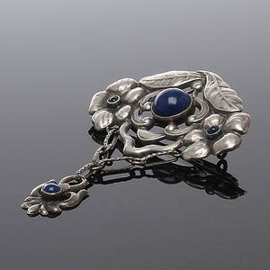  BROSCH, silver, samt cabochonslipade blå stenar, svensk importstämpel, 1900-talets första hälft.