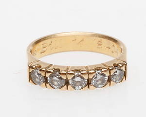  ALLIANSRING MED DIAMANTER 0.75 ct, 18k guld, vikt ca 5,5 gr.