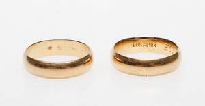  RINGAR, 2 st. 18k guld, vikt ca 8,9 gr.