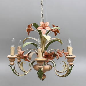  TAKLAMPA med blomsterdekor, metall samt trä, 1900-tal.