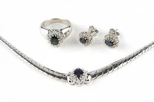  SET bestehend aus Collier, Ring, Ohrstecker, 585er Weißgold, ca. 18,3 g.