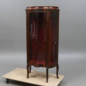  VITRINSKÅP, Louis XV-stil, 1900-tal.