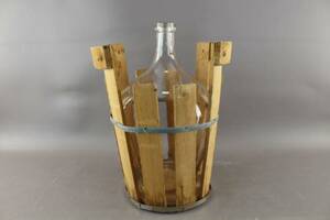 Damejeanne i träställning