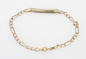  ARMBAND MED NAMNBRICKA, 14k guld, vikt ca 4,3  gr.